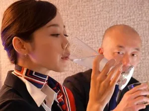 一名低级职员给美丽的空姐注射了春药