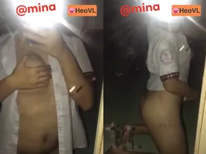 女学生跪在镜子前揉搓自己的阴部和乳房